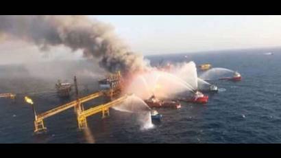 Incendio en plataforma de Pemex