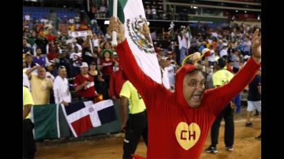 Aficionados del equipo mexicano Venados de Mazatlán celebran su triunfo en la final de la Serie del Caribe 2016 