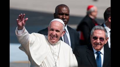 El Papa Francisco junto a Raúl Castro