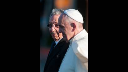 Raúl Castro despide a el Papa Francisco