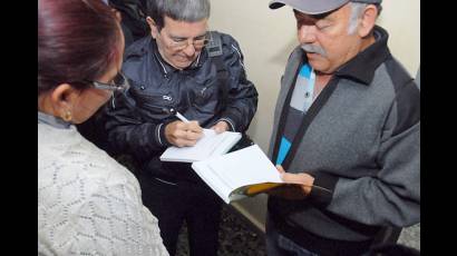 Un caballero que entrevista a caballeros