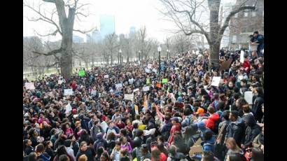 Protestan por recortes en escuelas públicas