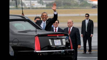 El presidente Obama saluda a la prensa internacional