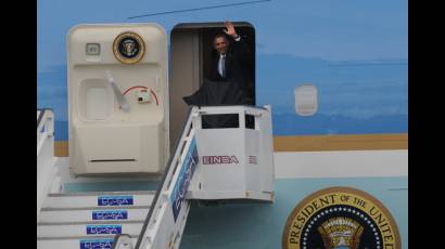 Obama saluda a todos en el Aeropuerto Internacional José Martí de La Habana