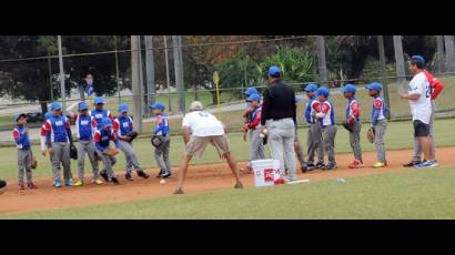 Entrenadores del equipo de grandes ligas Tampa Bay Rays y glorias cubanas del beisbol, entrenaron a peloteritos de diferentes municipios de la Habana.