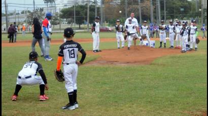 Entrenadores del equipo de grandes ligas Tampa Bay Rays y glorias cubanas del beisbol, entrenaron a peloteritos de diferentes municipios de la Habana.