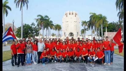 Jóvenes fiscales  hacia la cima del Turquino.