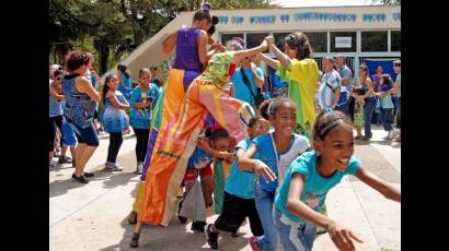 Un enorme tren del amor cerró al actuación del grupo de títeres Tocororo, del Centro de Teatro de La Habana.
