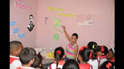 La artemiseña Galina Morales Toledo, guía base de la escuela primaria Julio Antonio Mella