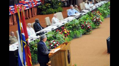 Presenta Raúl Informe Central al 7mo. Congreso del Partido