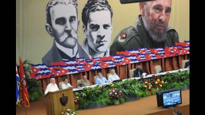 Presenta Raúl Informe Central al 7mo. Congreso del Partido