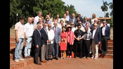 Miembros de la delegación norteamericana junto a artistas cubanos en la Universidad de las Artes