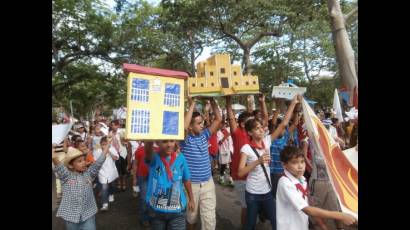 Toque pioneril a la fiesta obrera