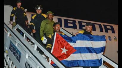 Rescatistas cubanos llegan de Ecuador
