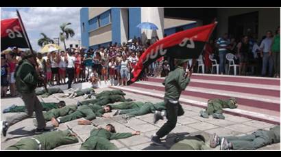 Pioneros de la escuela Mártires del  Goicuría  reeditaron simbólicamente el asalto.