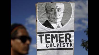 A Temer lo califican de golpista en las redes sociales.