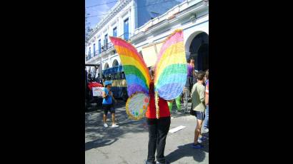 conga gigante contra la homofobia y la transfobia, que arrolló este martes aquí detrás de una enorme bandera cubana, desde la Plaza de la Vigía hasta el céntrico Parque de La Libertad.