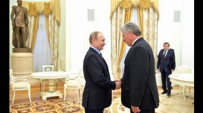 Vicepresidente cubano Miguel Díaz Canel y Vladimir Putin