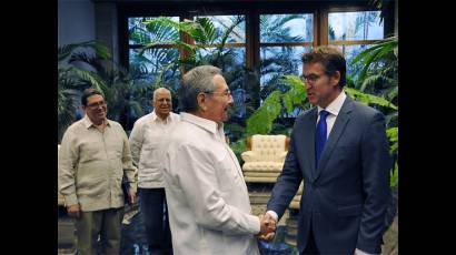 Raúl Castro Ruz y Alberto Núñez Feijóo