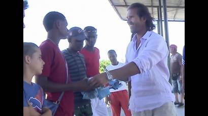 André Lenz junto a los porteros del equipo de fútbol de Cienfuegos