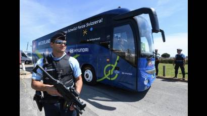 Un policía monta guardia junto al autobús de la selección de fútbol suiza