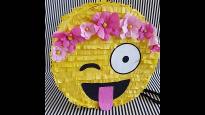 Piñata con forma de emoji divertido