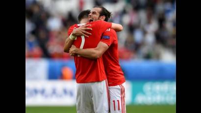 Gareth Bale festeja el gol con Chris Gunter
