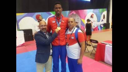 Roberto Cárdenas, entrenador principal de la selección cubana de Taekwondo,y sus discípulos Rafael Alba Castillo y Robelis Despaigne