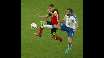 Barzagli (derecha) y Eden Hazard