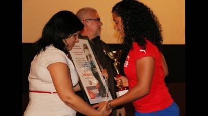 Yuniasky Crespo Baquero, a la derecha