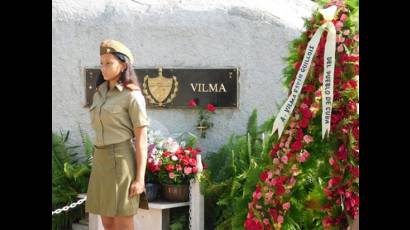 Las jóvenes generaciones homenajearon a la Heroína de la Sierra y el llano en el lugar donde reposan sus restos