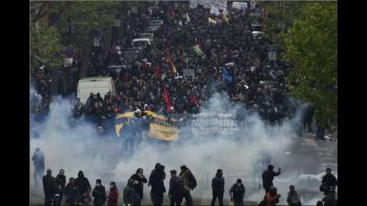 Franceses se mantienen en las calles contra plan laboral del gobierno