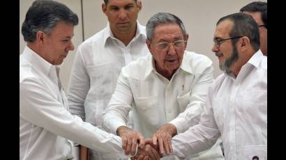 Raúl Castro afirma el saludo entre el mandatario colombiano Juan Manuel Santos y el jefe de las FARC, Timoleón Jiménez