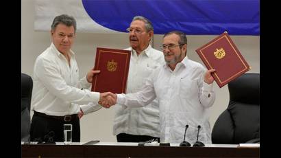 Firman en La Habana acuerdo para la paz en Colombia