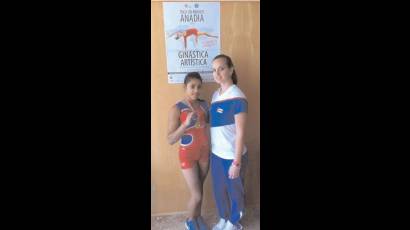 Marcia junto a su entrenadora Yareimis Vázquez. 