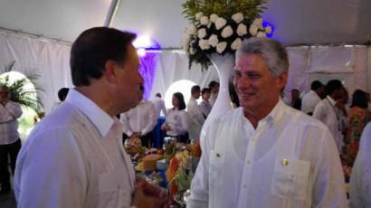 El presidente panameño Juan Carlos Varela y el primer vicepresidente cubano de los Consejos de Estado y de Ministros Miguel Díaz-Canel Bermúdez