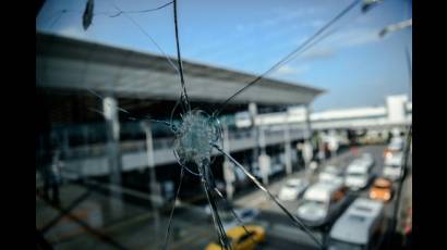 Un cristal del aeropuerto de Estambul enarbola el luto del país
