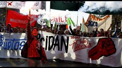 Los estudiantes chilenos protestan por el continuo encarecimiento de la enseñanza