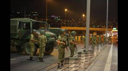 Fuerzas militares toman control de los puentes sobre el Bósforo en Estambul