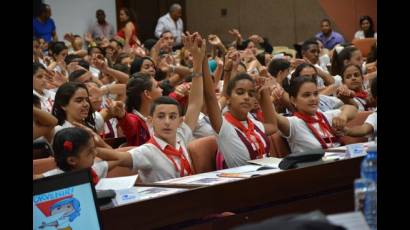 los pinos nuevos tienen la capacidad de inundar todo con sus sueños, esperanza y felicidad