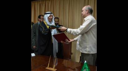 Intercambiaron documentos de los acuerdos Al-Ghannam y el ministro cubano del Comercio Exterior y la Inversión Extranjera, Rodrigo Malmierca