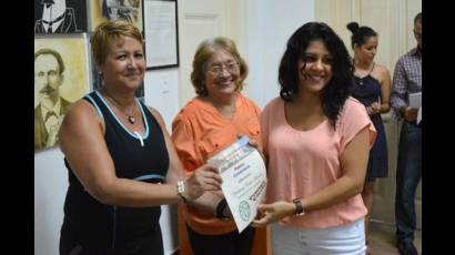 Yudy Castro, del periódico Granma (a la derecha), fue una de las ganadoras de premio en el Concurso 26 de Julio