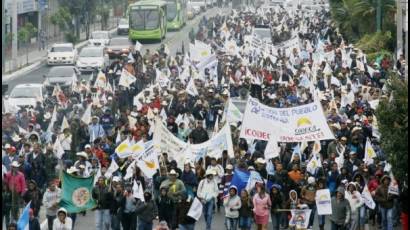 Campesinos marchan una nueva jornada de protesta contra diputados corruptos en Guatemala