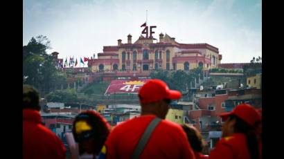 Desde el Cuartel de la Montaña, Hugo Chávez sigue conduciendo a los patriotas venezolanos