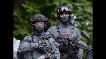 Polícias antiterroristas fuertemente armados ya patrullan Londres