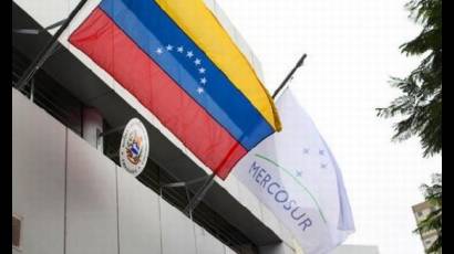 Venezuela ya iza la bandera del Mercosur al frente de su cancillería