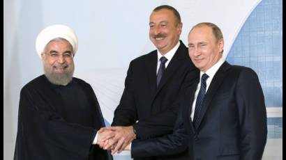 Al centro, el presidente azerbaiyano Alíev, entre el iraní Rohani y el ruso Putin