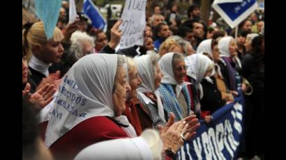 Las Madres de pañuelos blancos mantienen su convocatoria por memoria, verdad y justicia para los 30 000 desparecidos