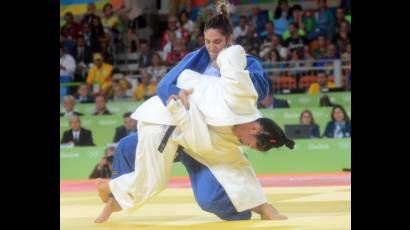 Yalennis (de blanco) tampoco pudo subir al podio.