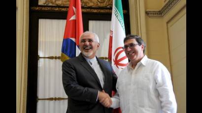 El canciller cubano Bruno Rodríguez Parrilla (D), recibe a su homólogo iraní, Mohammad Javad Zarif, en la sede de la cancillería, en La Habana